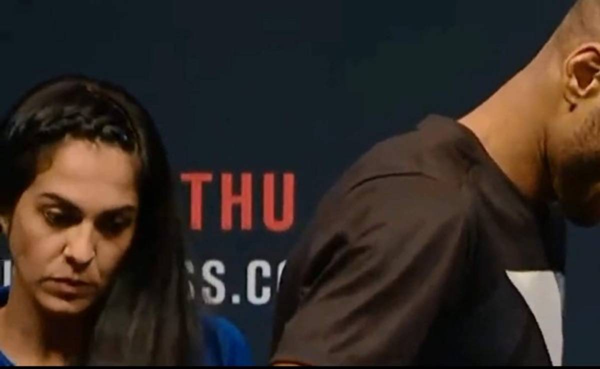 VIDEO: Edecán de la UFC morboseó a peleadores durante pesaje