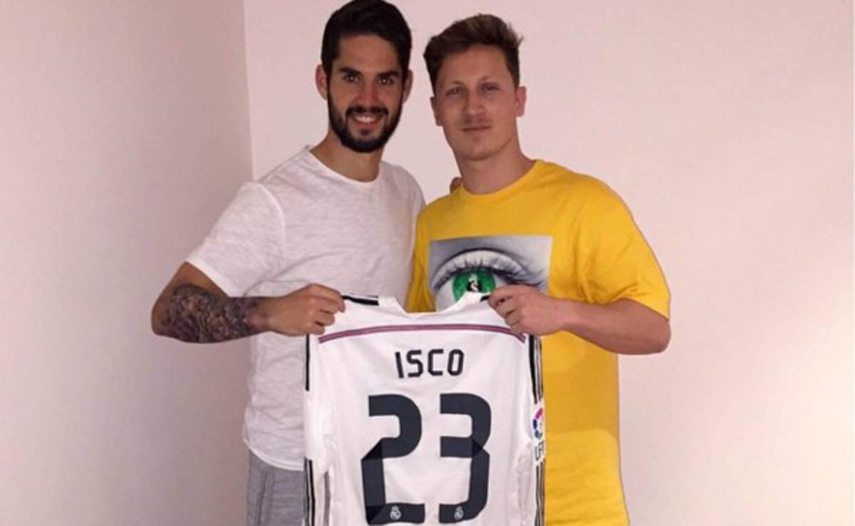 Isco se tatúa y paga con la camiseta del Real Madrid