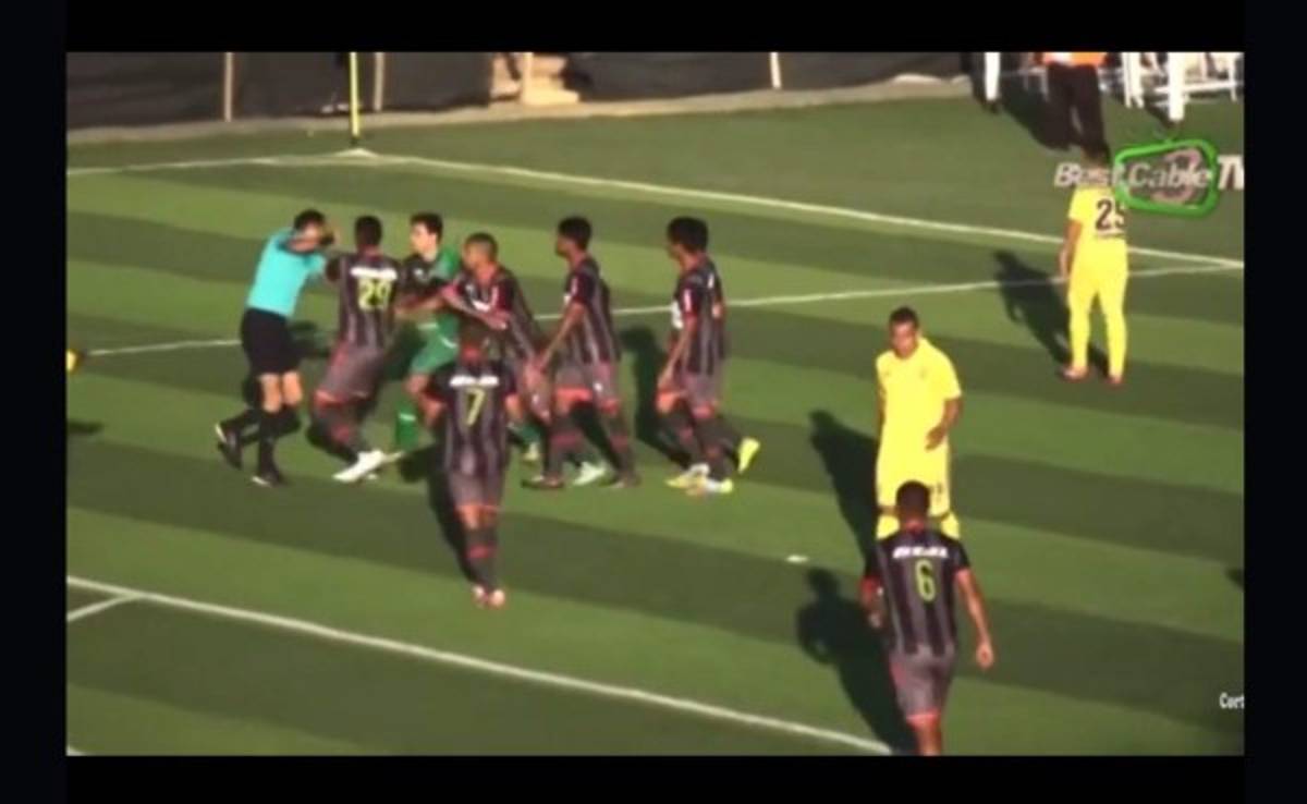 Árbitro recibe puñetazo de jugador por cobrar penal en Perú