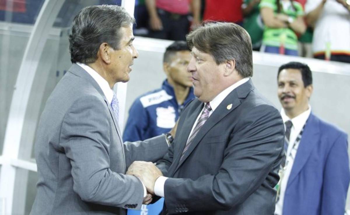 El afectuoso saludo de Jorge Luis Pinto y Miguel Herrera