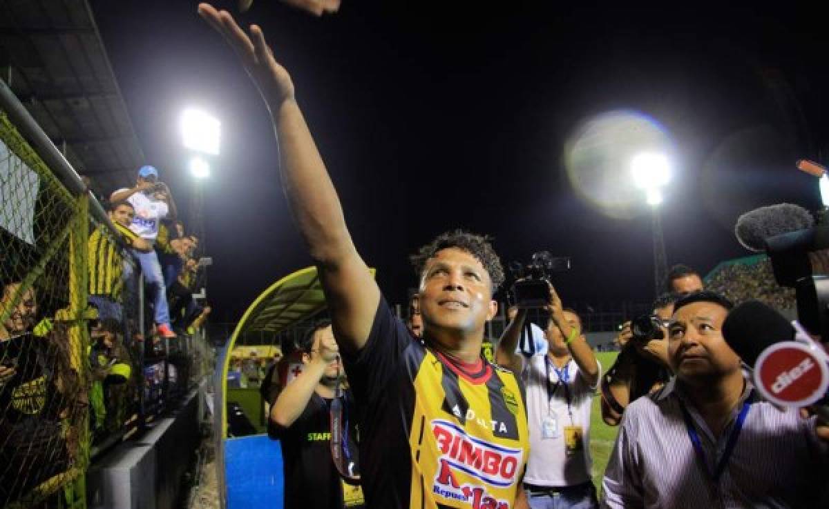Carlos Pavón recibió una despedida conmovedora e inolvidable en el estadio Morazán. FOTO Melvin Cubas