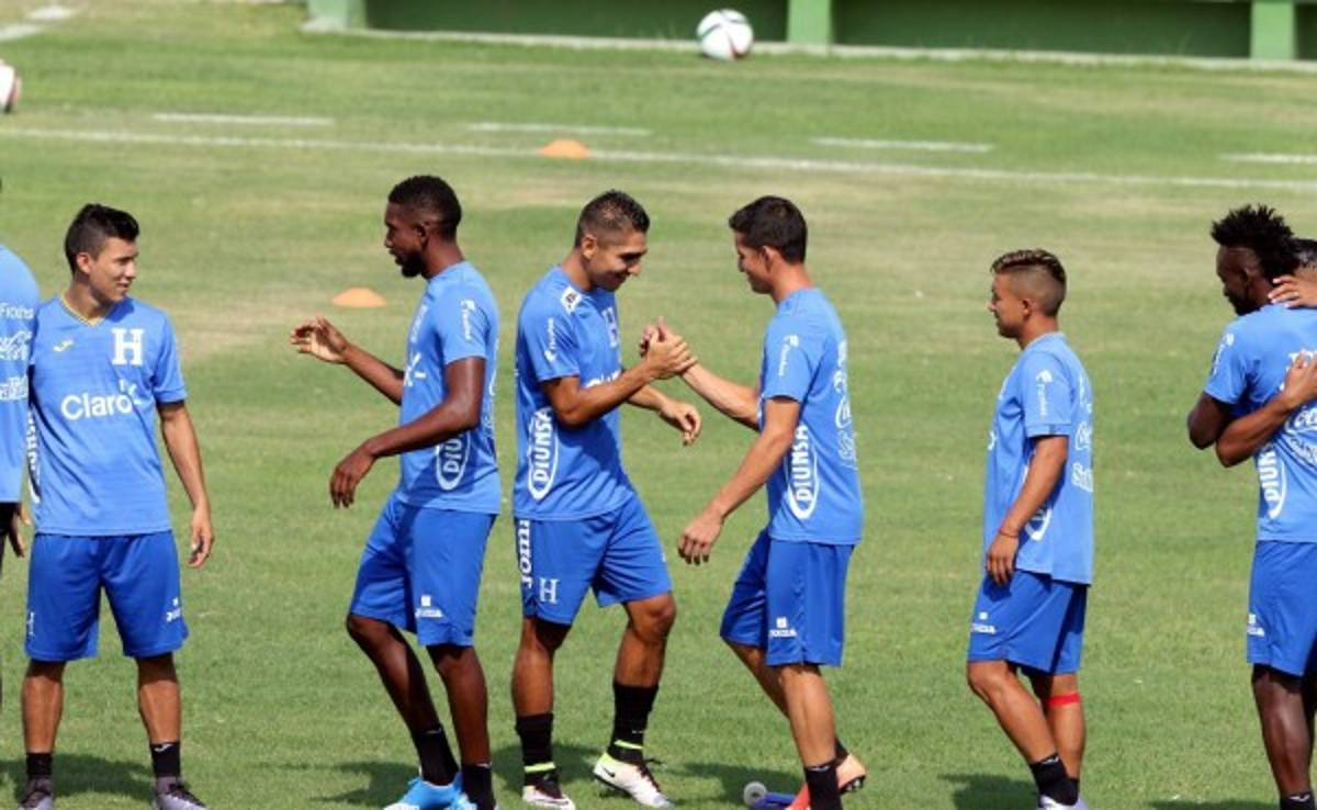 Entre aplausos recibieron a los jugadores de Olimpia en la Bicolor por el título