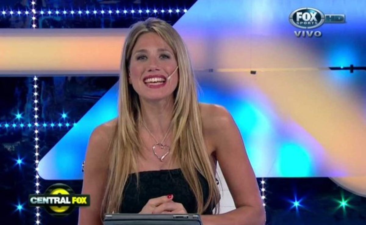 Conductora se levanta el vestido de forma accidental en pleno programa en vivo