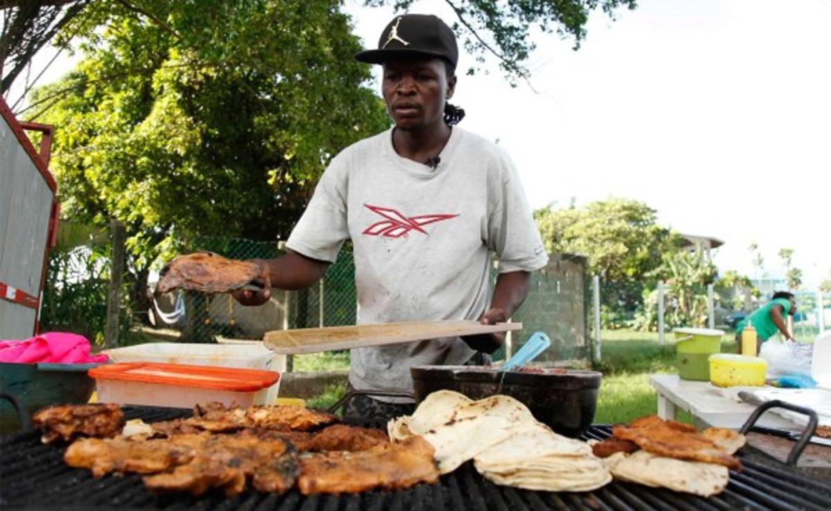 'Muñeco' Gonzales, entre chuletas y la carne asada
