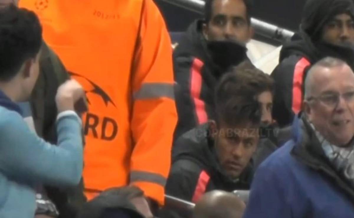 Neymar no pudo contenerse ante las provocaciones de este aficionado