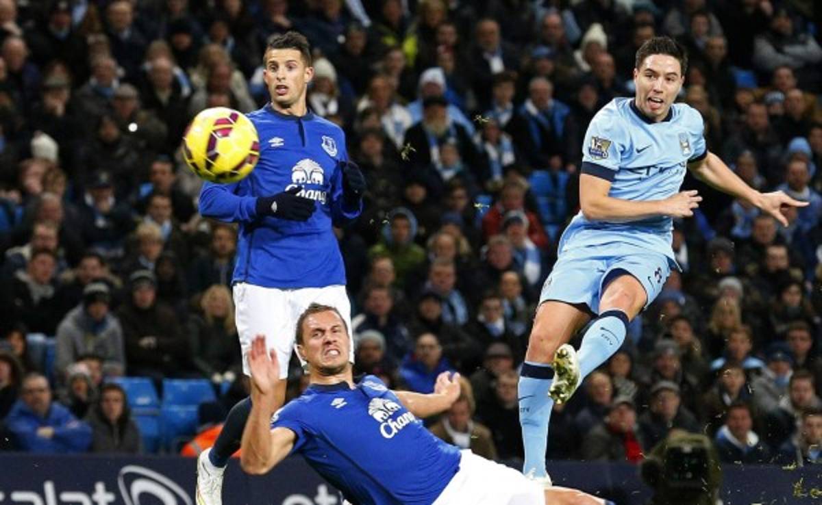 El Manchester City gana al Everton y recorta la distancia con el Chelsea