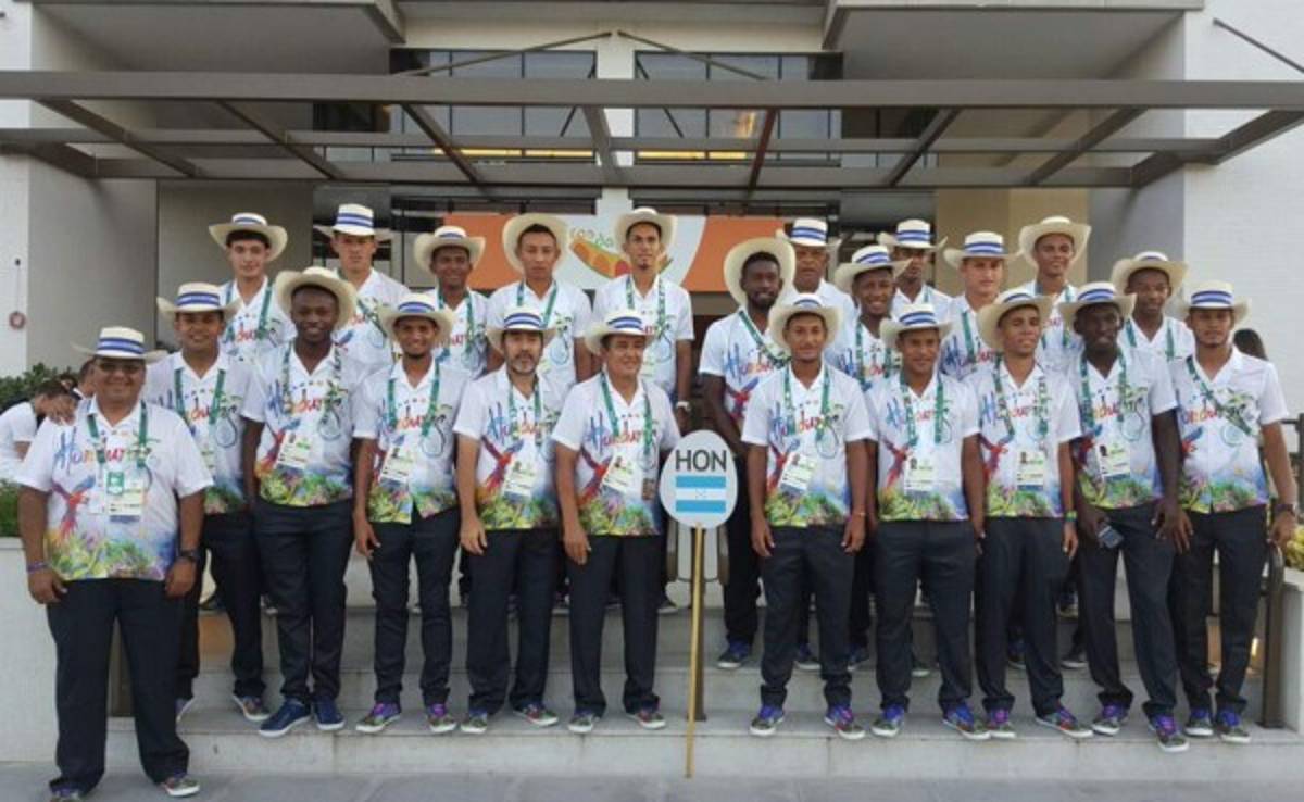 De sombrero y con camisas típicas, desfila Honduras en la inugauración de Río 2016