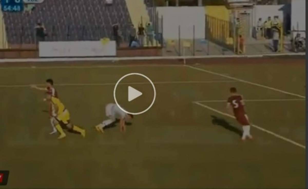 Van Persie hace el ridículo y falla un increíble gol