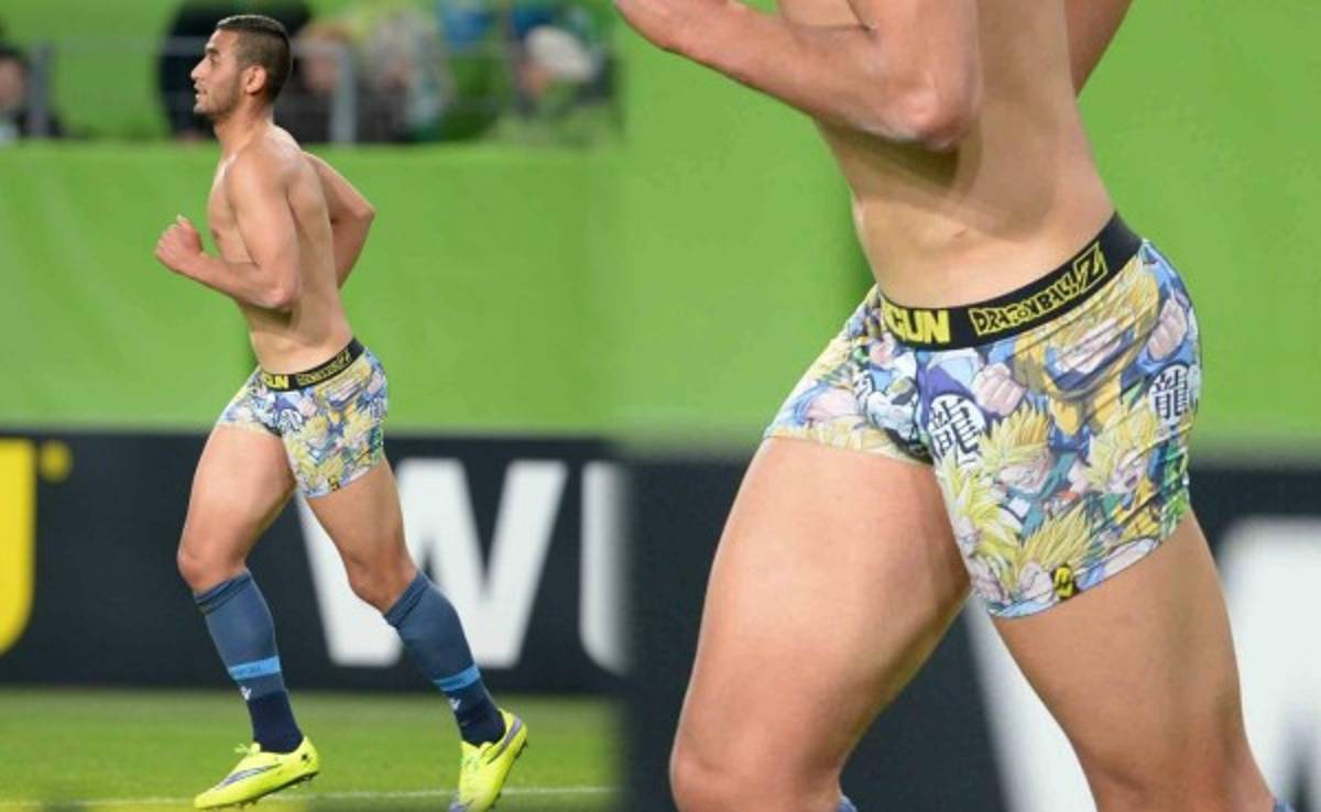 Faouzi Ghoulam del Nápoli muestra calzoncillos de Dragon Ball Z