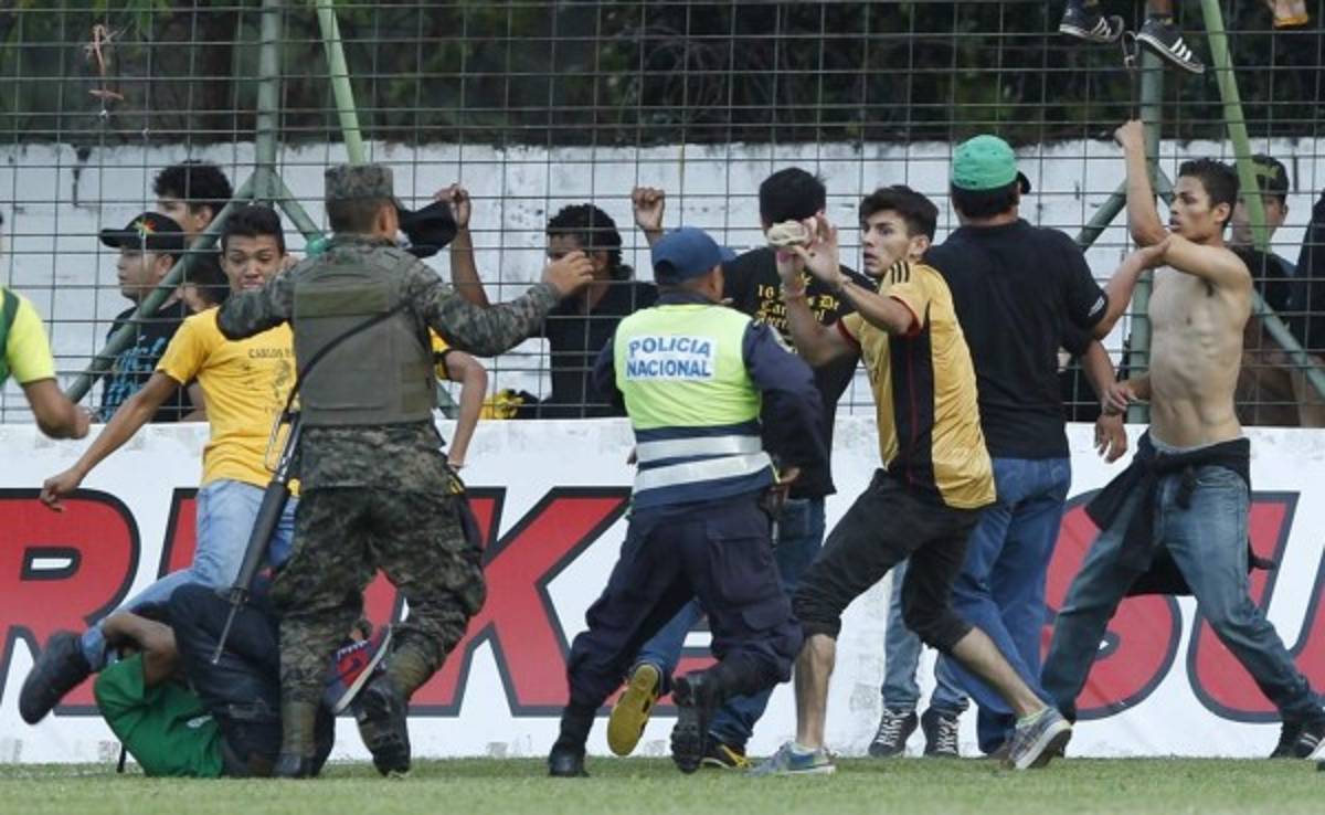 Policía prohíbe ingreso de menores de edad con las Barras de equipos