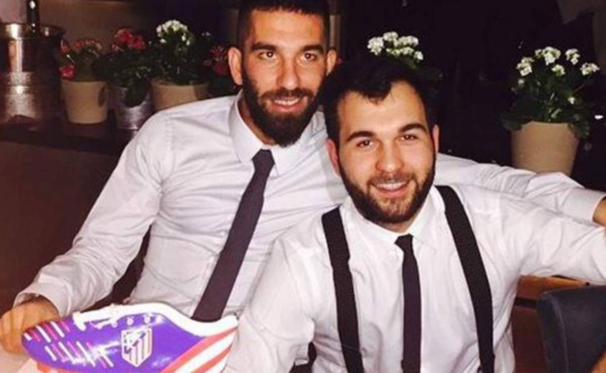 Arda Turan recibe pastel de cumpleaños con un zapato incluido