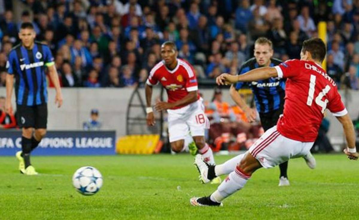 VIDEO: Chicharito Hernández falla penal y Van Gaal no lo puede creer