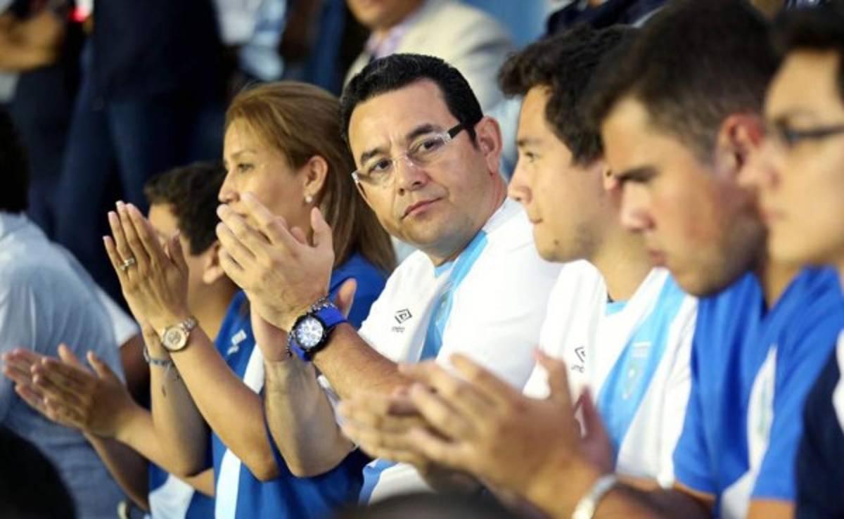 Presidente de Guatemala defiende viaje de su hermano a USA para apoyar a selección
