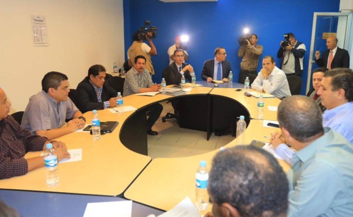 Miembros del Comité Ejecutivo de la Fenafuth se reúnen en privado