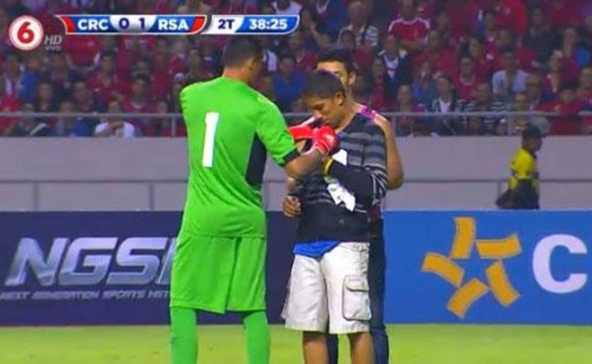 Keylor firma autógrafos a dos aficionados en pleno juego con Sudáfrica