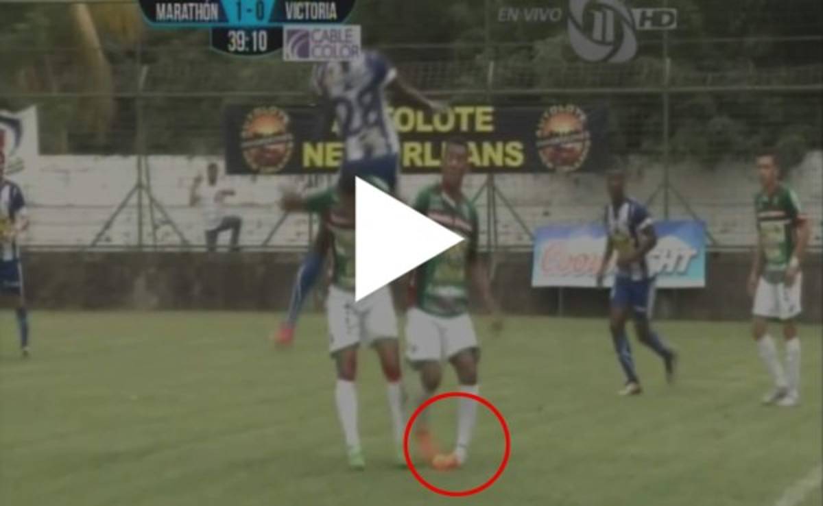 VIDEO: Jugador de Marathón se lleva susto al doblarse el tobillo