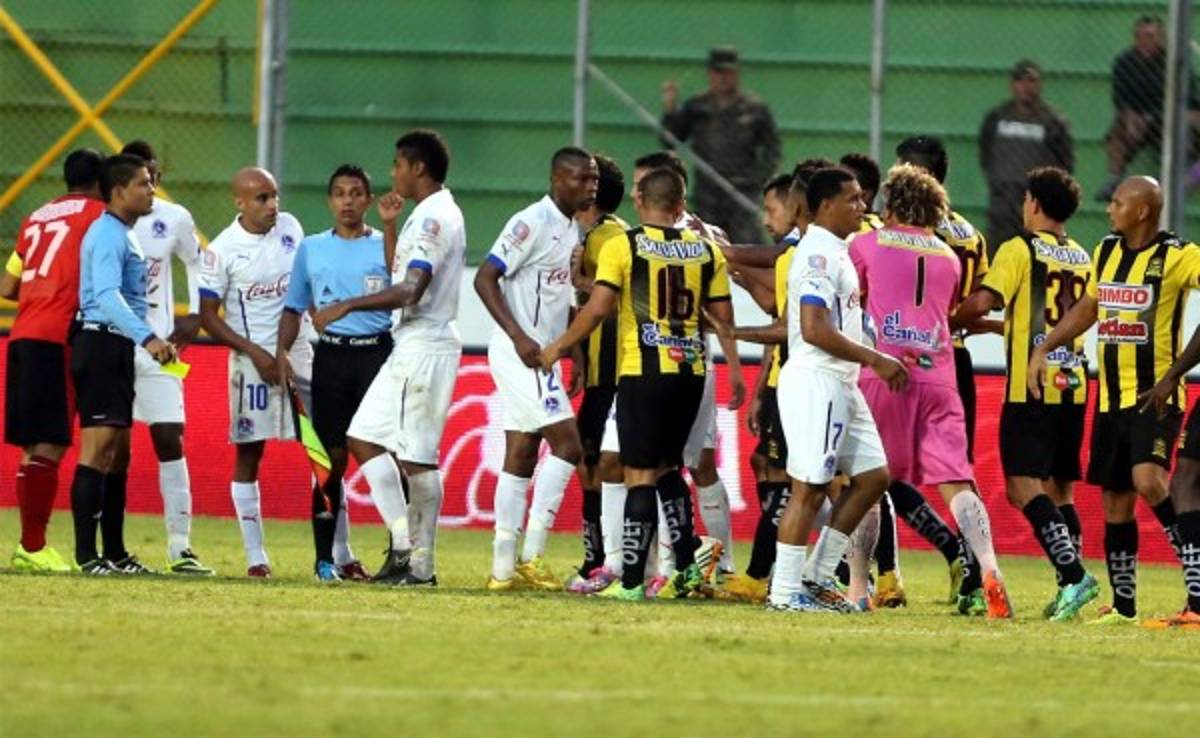 VIDEO: Harlington Gutiérrez y Javier Portillo inician la bronca en el Nacional