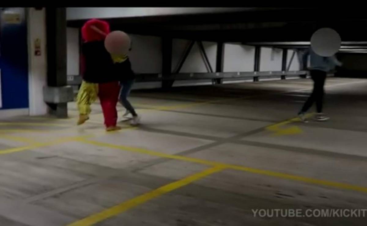 Sale a asustar vestido de payaso y con un bate y la broma termina mal