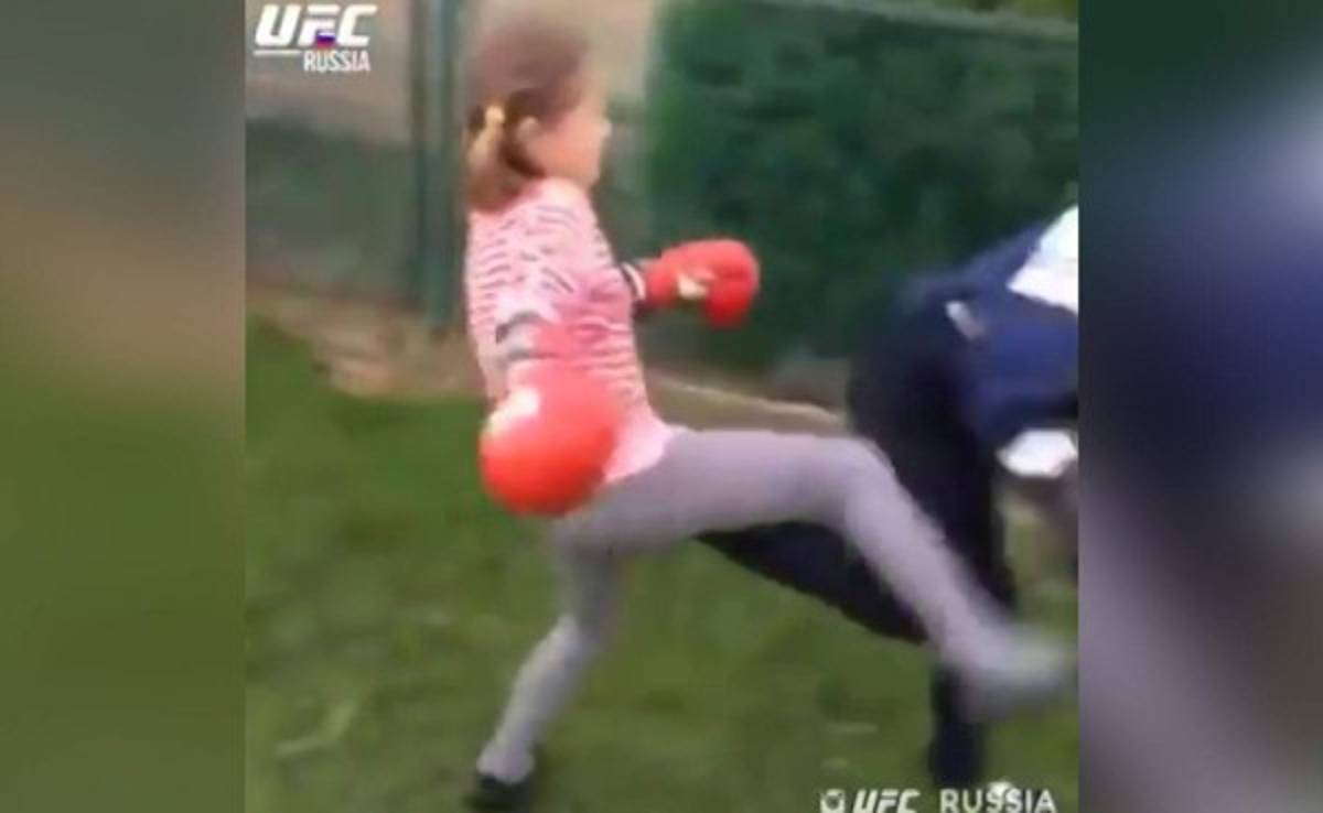 Niña derrota a niño practicando artes marciales mixtas