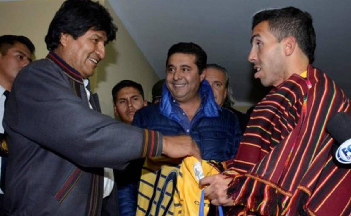 Presidente Evo Morales y Carlos Tévez intercambian regalos en Bolivia