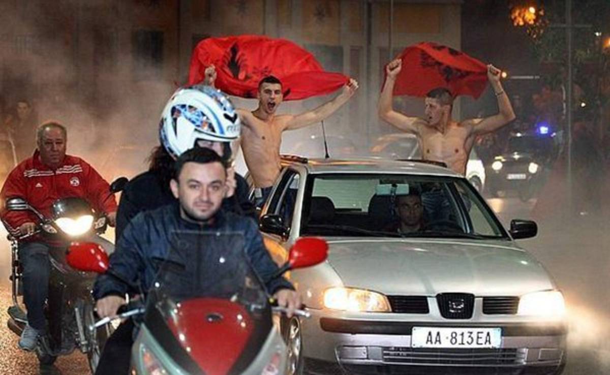 Jugadores de Albania, recibidos como héroes tras juego ante Serbia