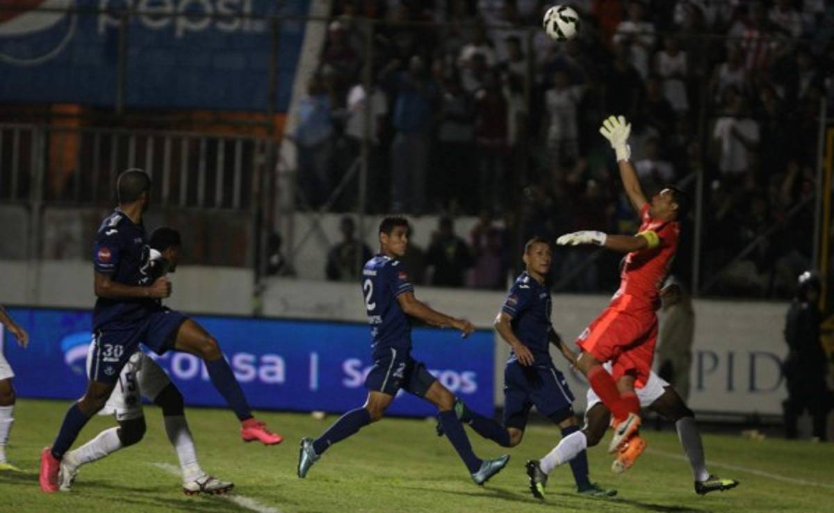 Noel Valladares, de héroe a villano en el clásico Motagua-Olimpia