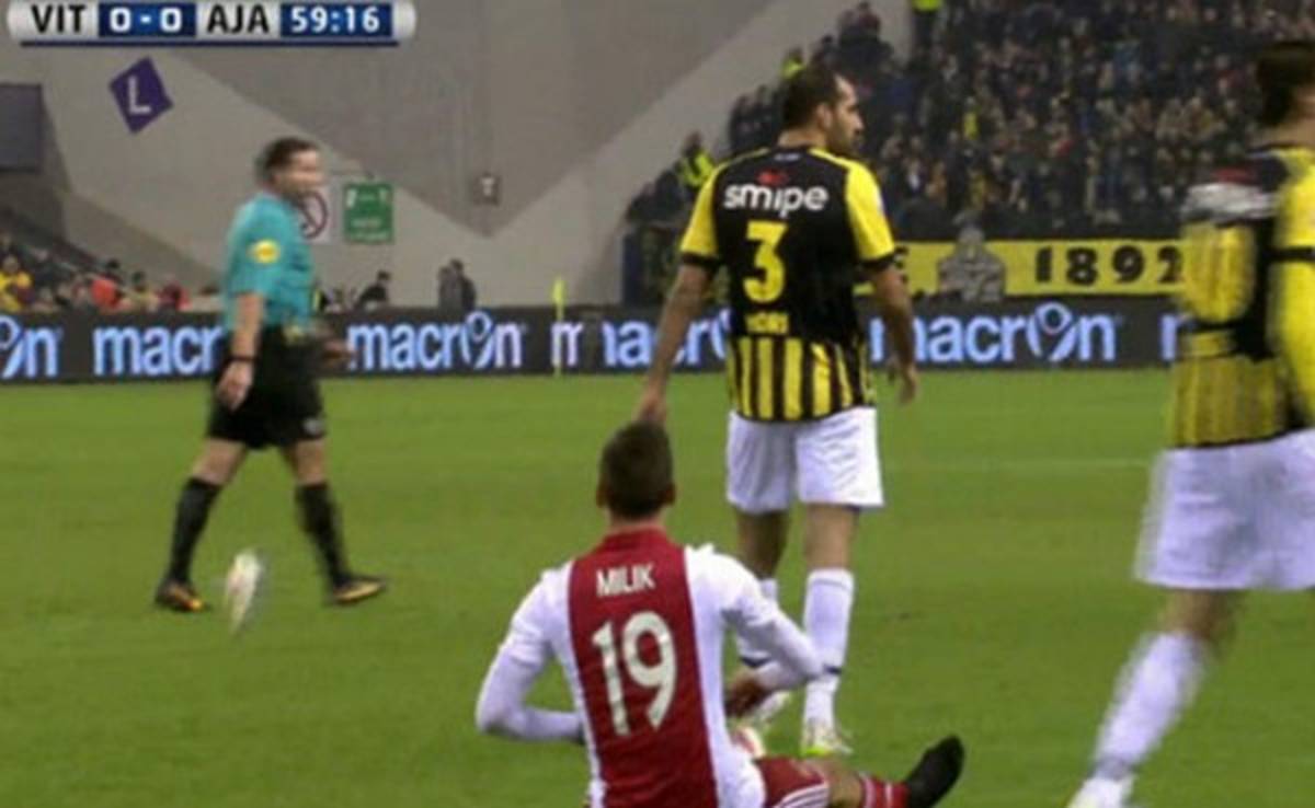 VIDEO: Futbolista del Ajax reacciona como Arda Turan