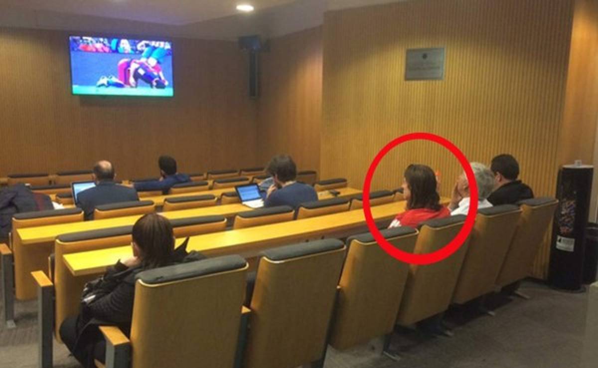 Filipe Luis vio el final del partido desde la sala de prensa del Camp Nou