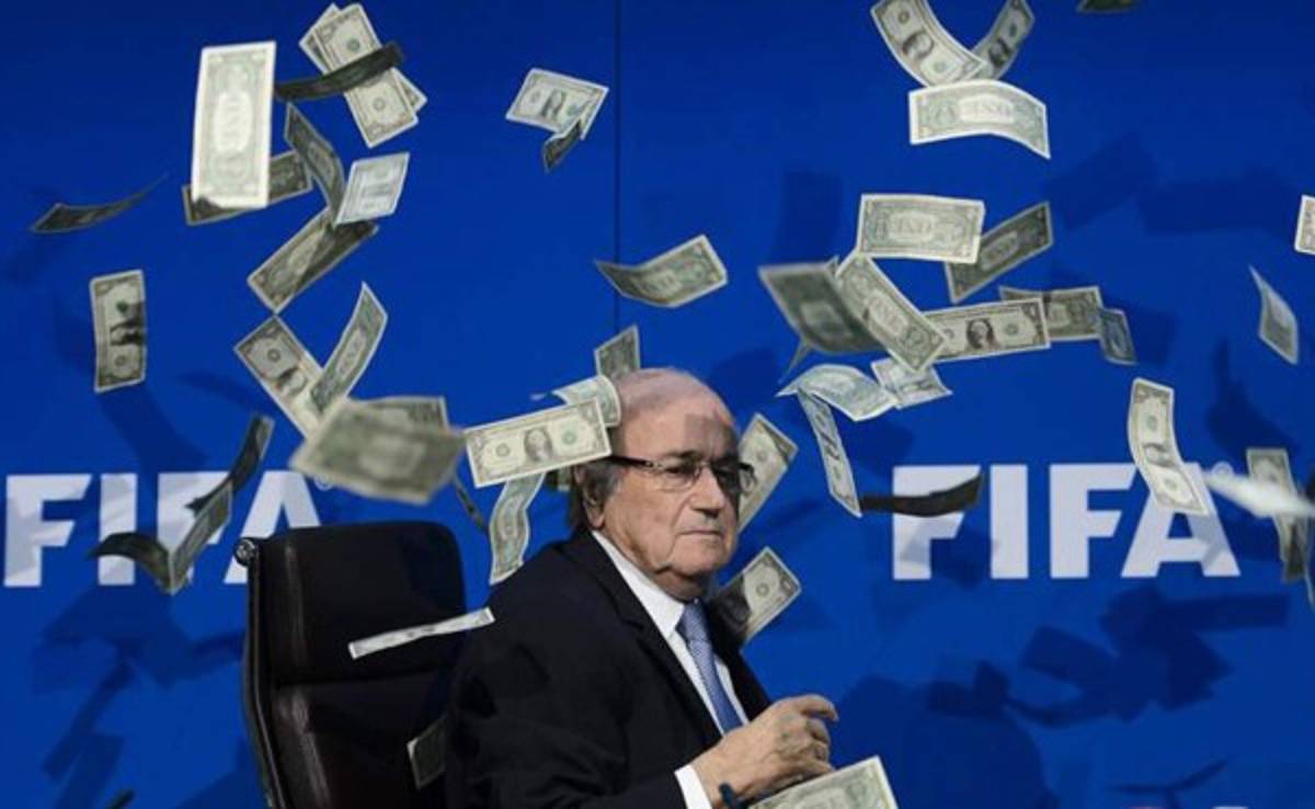 FIFA pone demanda criminal al cómico que lanzó dólares a Blatter