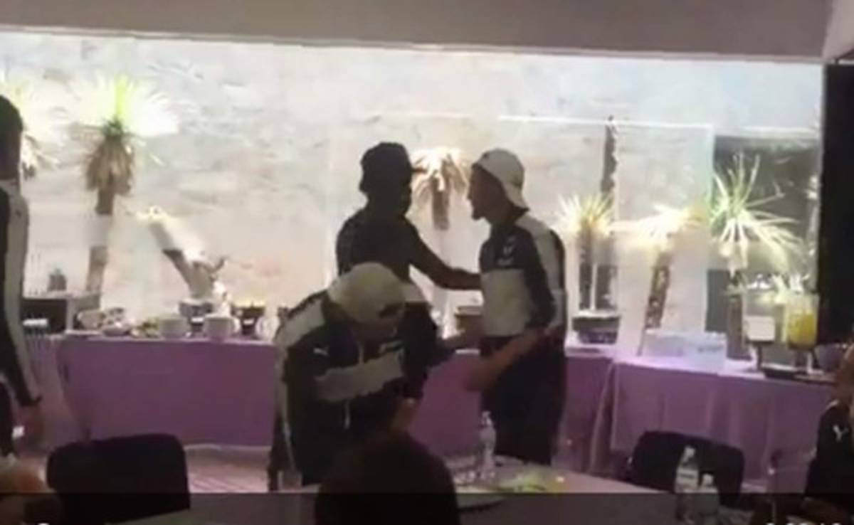 VIDEO: Así fue la bienvenida del plantel de Monterrey a Alberth Elis