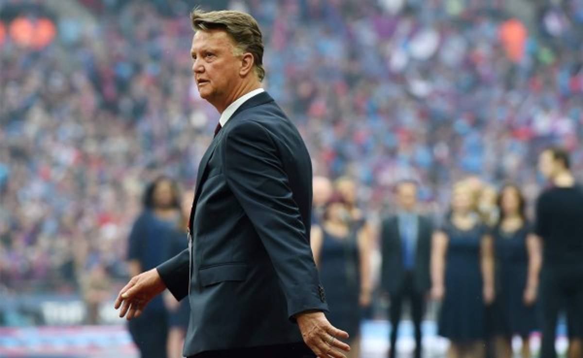 Manchester le pagará indemnización de casi seis millones de euros a Van Gaal