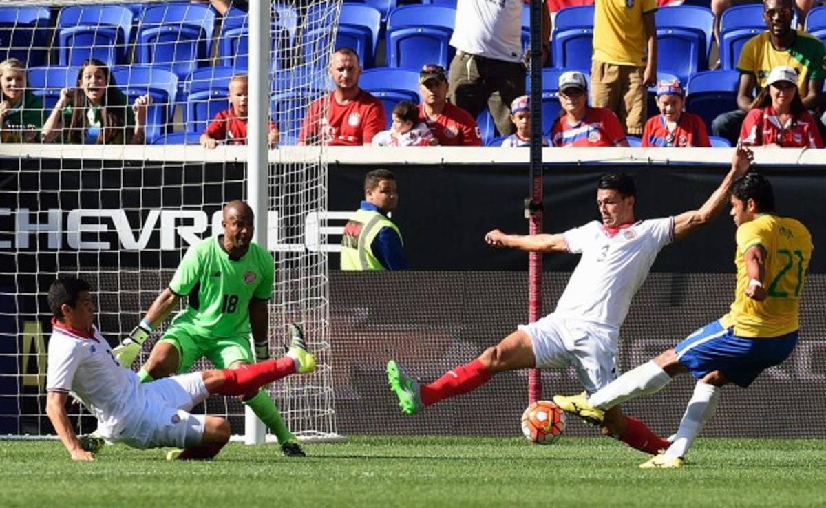 Hulk le dio la victoria a Brasil sobre Costa Rica