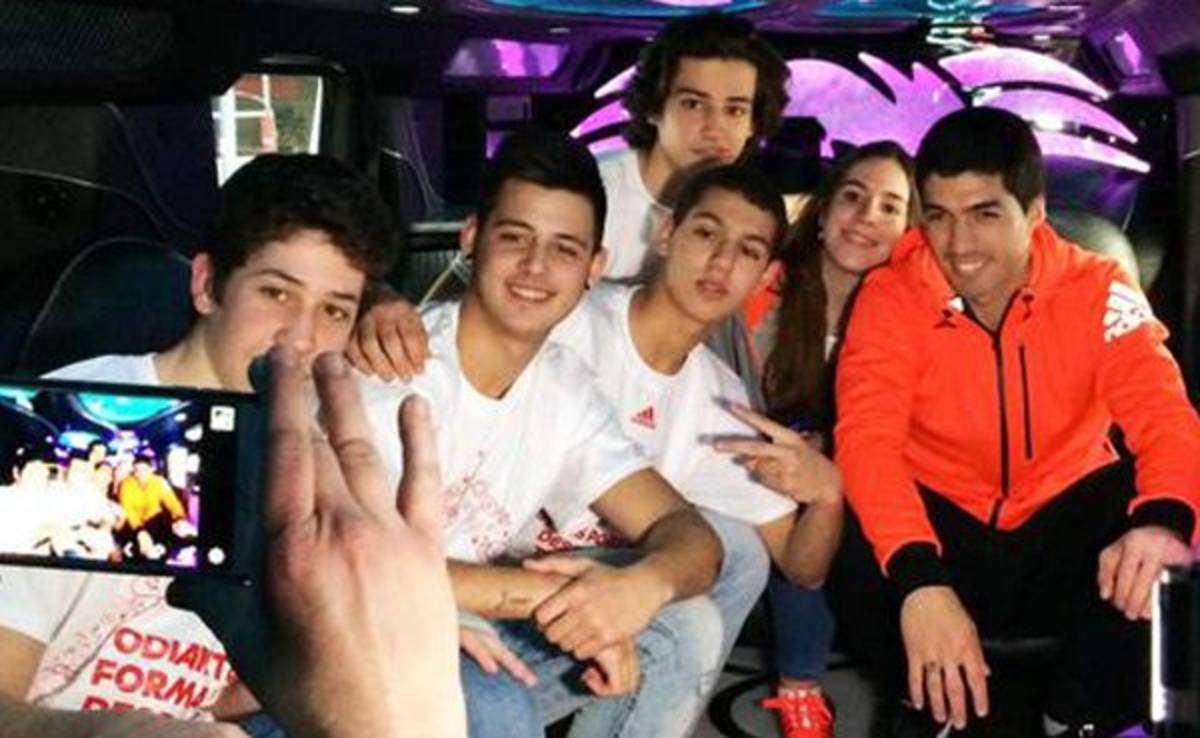 VIDEO: Luis Suárez sorprende a aficionados en una tienda