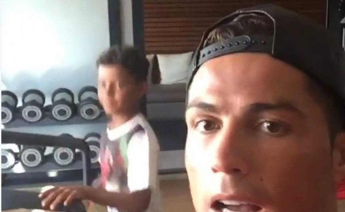 VIDEO: Cristiano se divierte con su hijo mientras se juega Portugal-Honduras