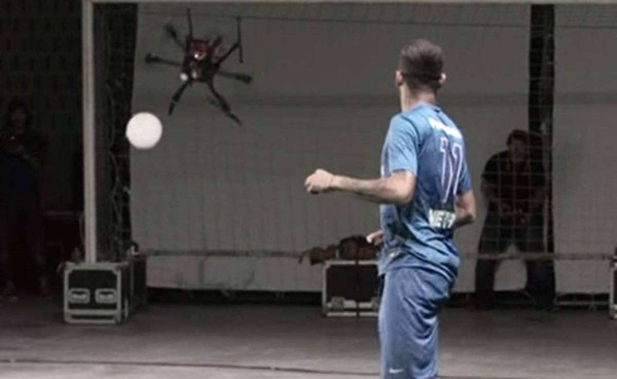 VIDEO: Neymar afina puntería derribando drones
