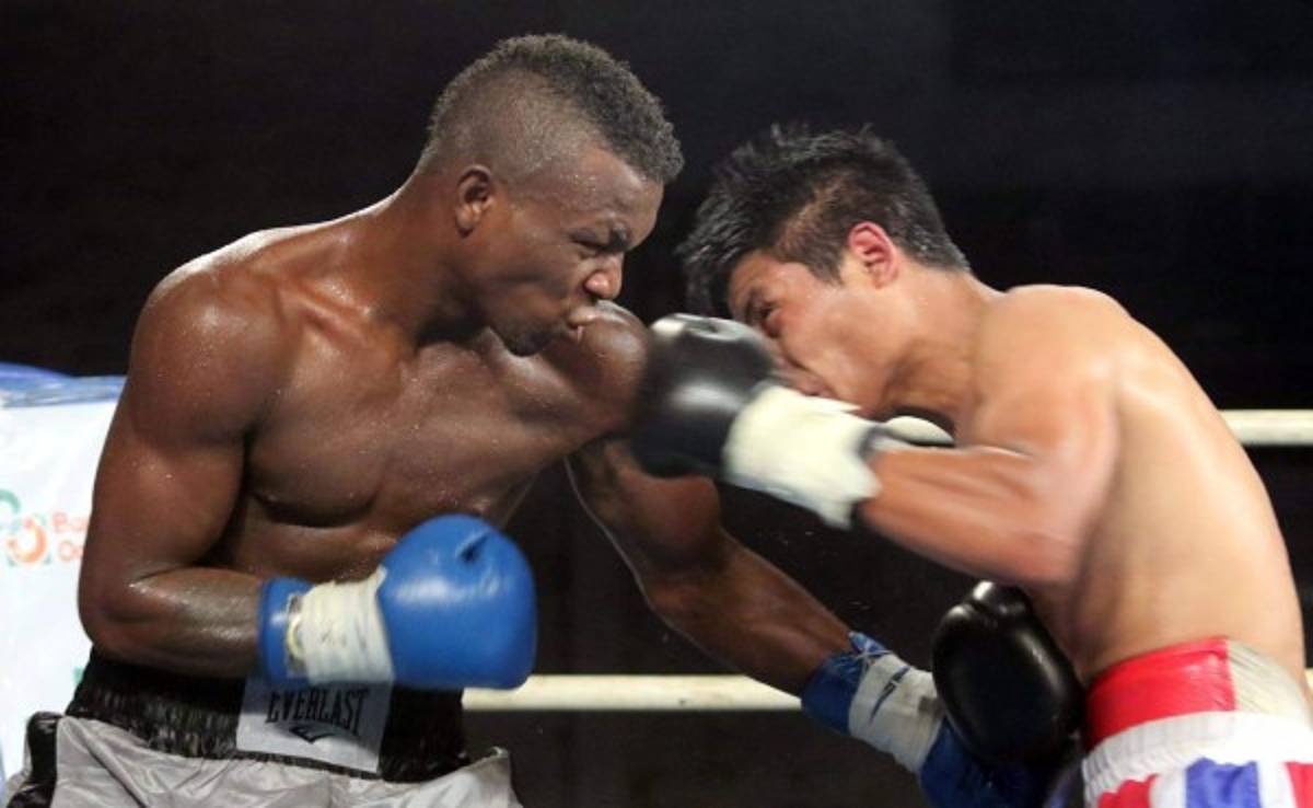 El 'Escorpión' Ruiz y la 'Escopeta' empatan en una polémica pelea