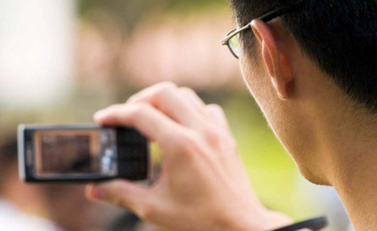 Joven perdió su celular, lo recupera pero con video de un desconocido en él