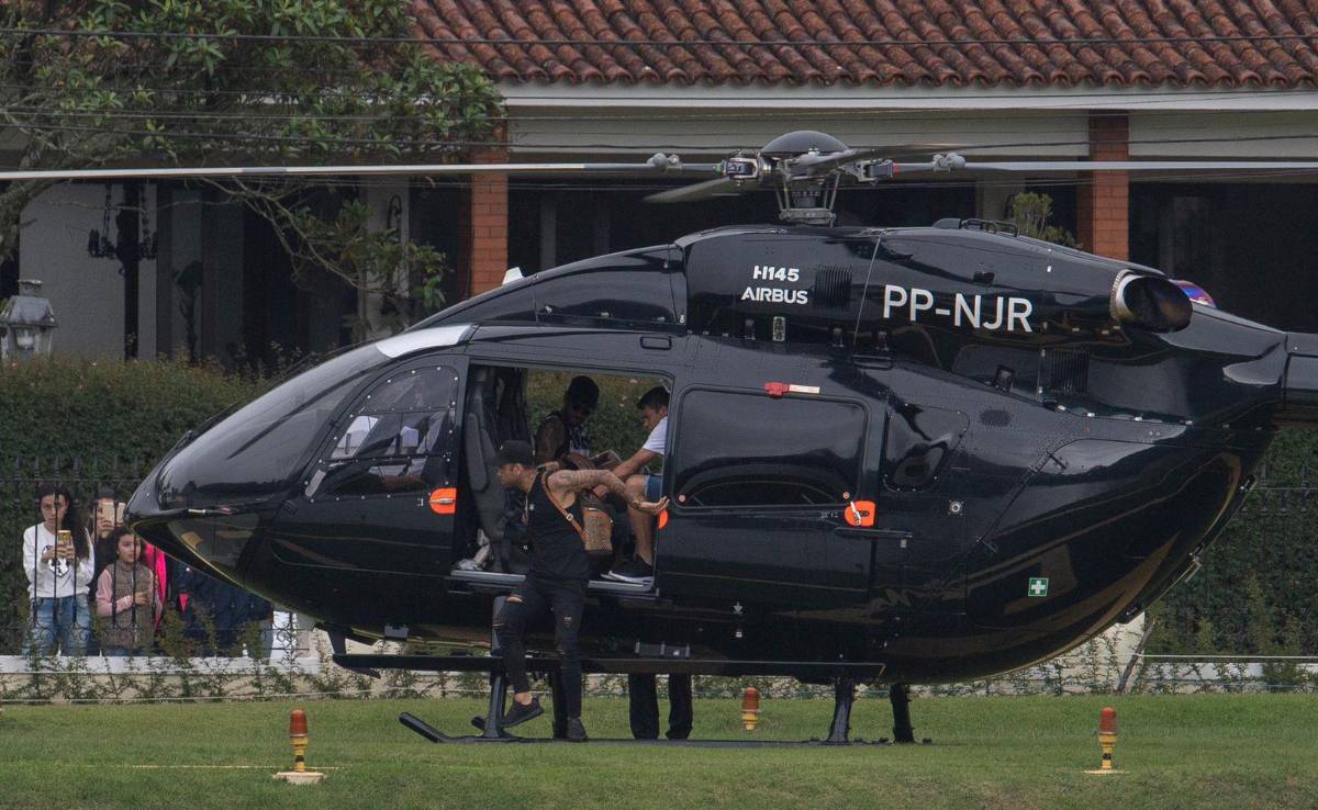 Neymar revoluciona Brasil: llegó en helicóptero, su problema en la firma y ¿por qué tiene el dorsal 11 y 10 en la camiseta de Santos?
