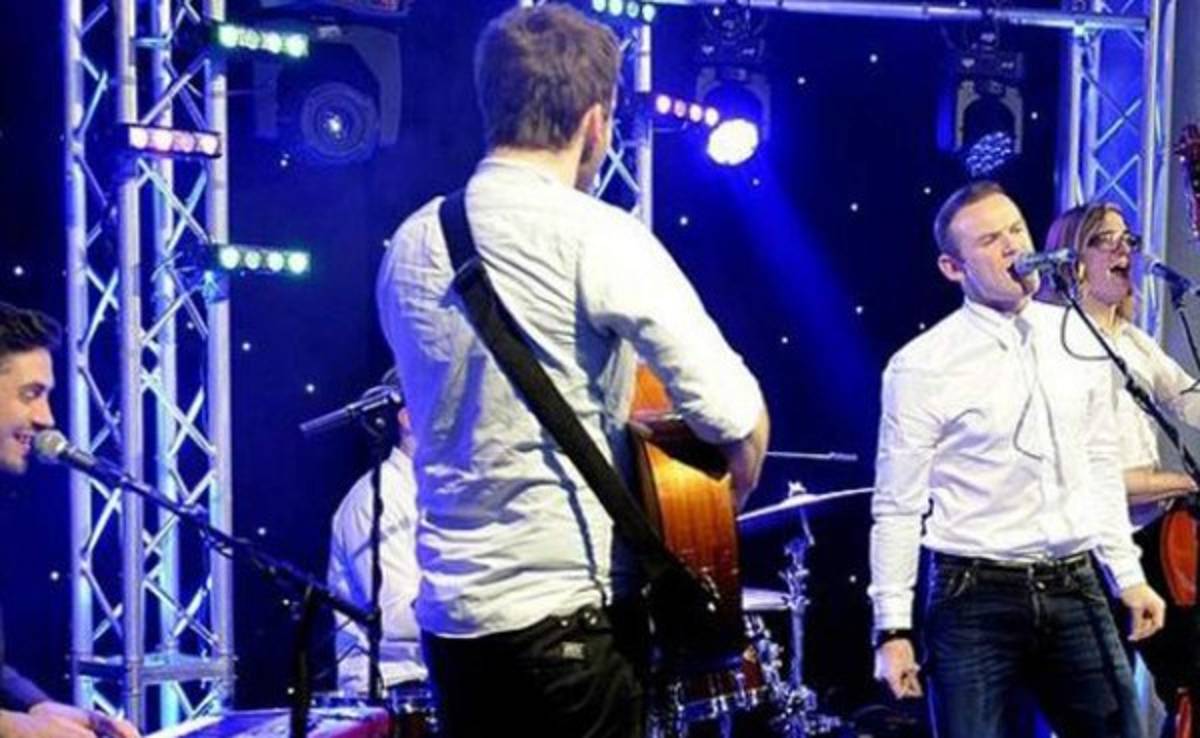 Rooney muestra sus virtudes como cantante
