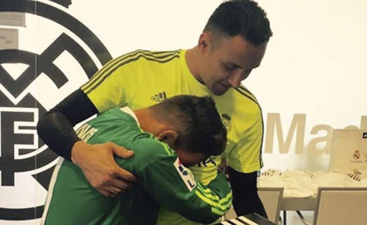 Joven costarricense cumplió su sueño de entregarle un regalo a Keylor Navas