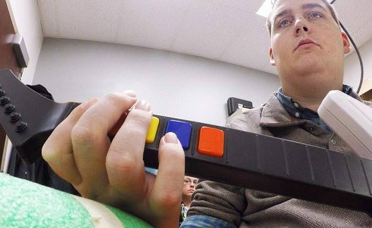 Videojuegos y un implante permite a joven tetrapléjico recuperar la movilidad