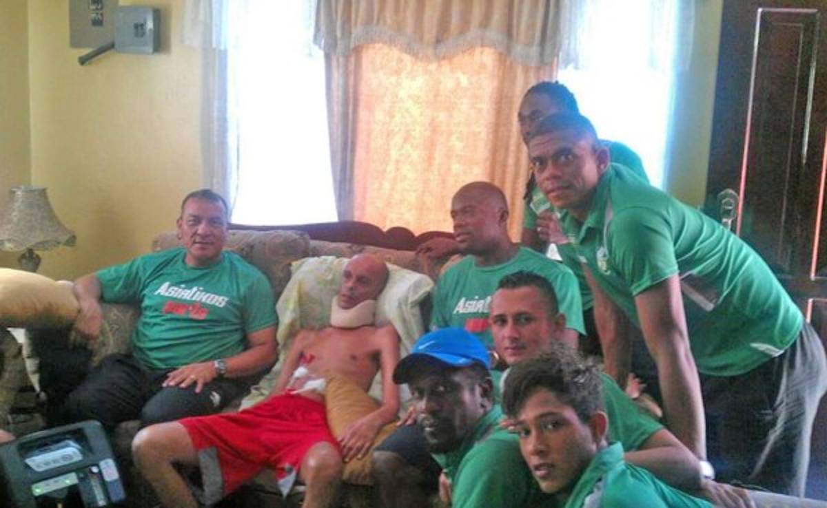 El plantel de jugadores del Platense visitó a Enrique Reneau