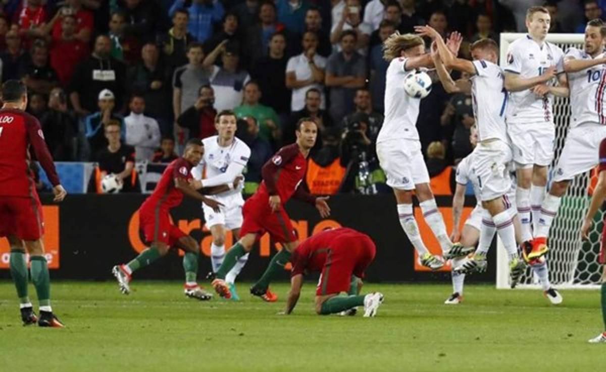 Equipo de la primera de Francia provoca a Cristiano por su tiro libre