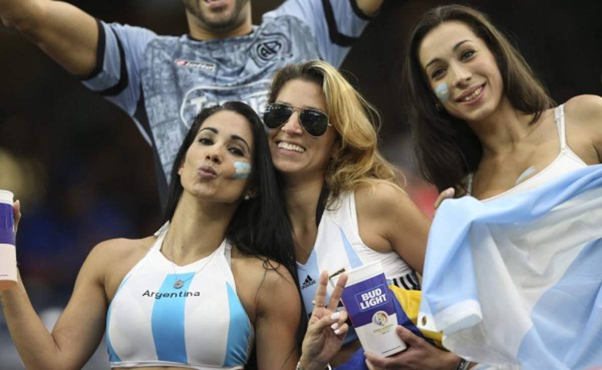 Las chicas lindas que engalanaron la semifinal de Argentina y Estados Unidos
