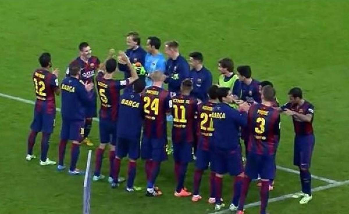 VIDEO: Futbolistas del Barcelona le hicieron el pasillo a Messi