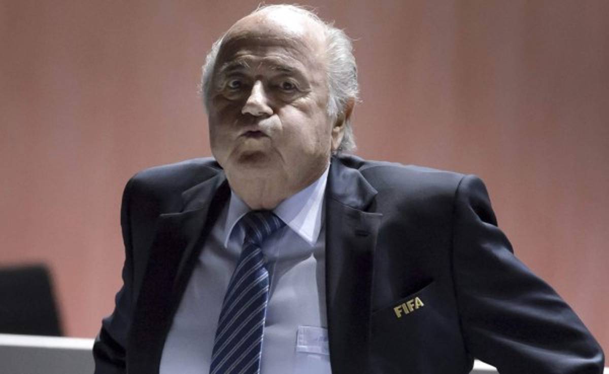 Blatter afirma verse 'condenado de antemano' y seguirá en su cargo