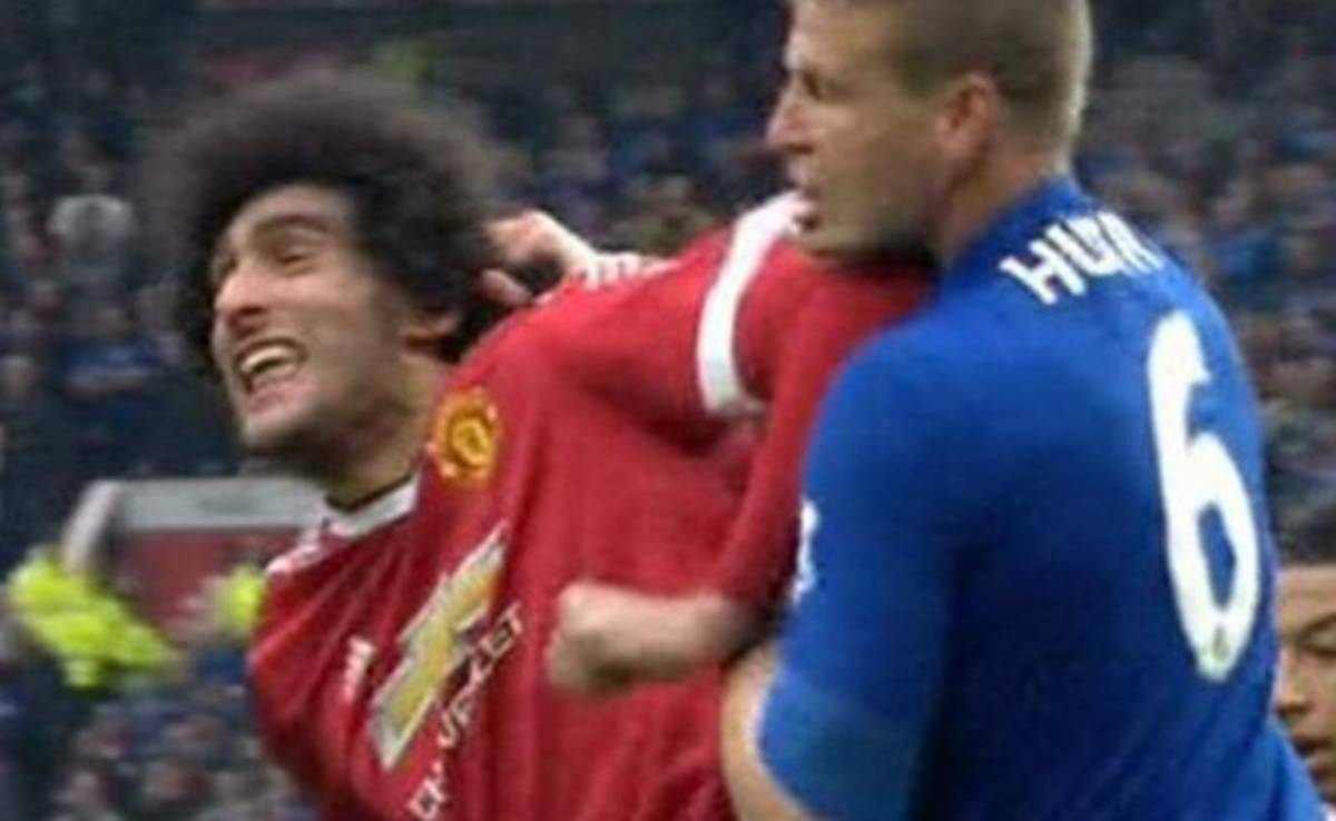 VIDEO: Huth agarró del pelo a Fellaini y el belga le pegó un codazo