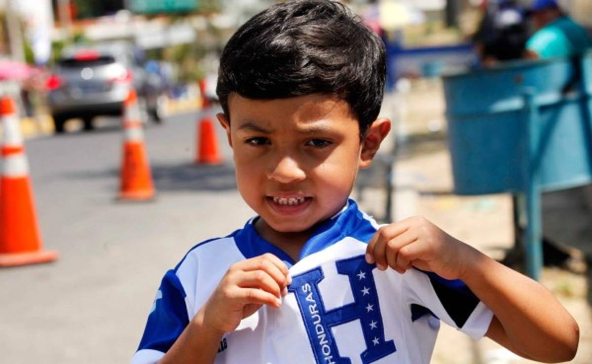 El pequeño Sebastián se roba la atención previo a El Salvador-Honduras