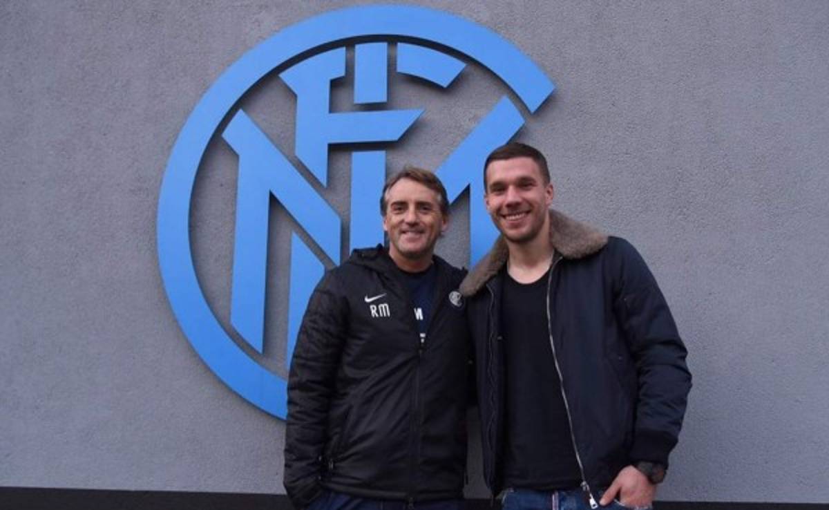 Mancini da la bienvenida a Podolski al Inter de Milán