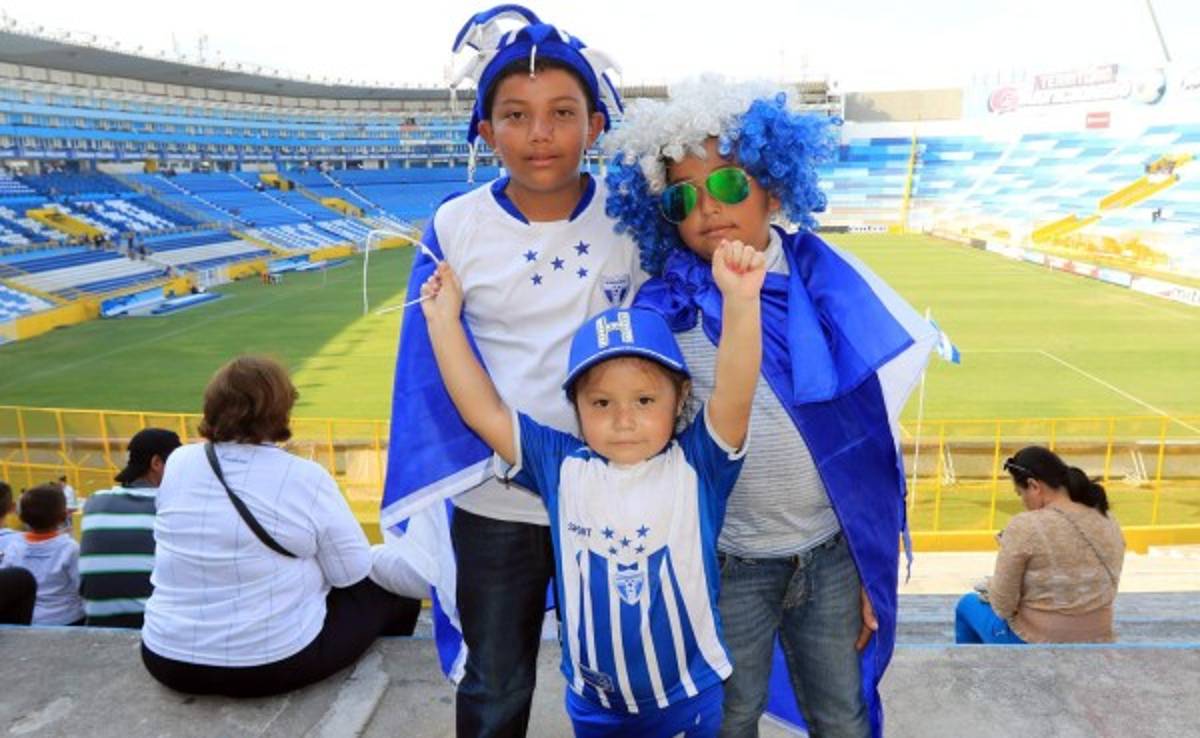 VIDEO: Niña le pide a Costly que le regale un gol en el Cuscatlán